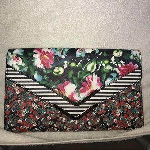 Crossover floral bag